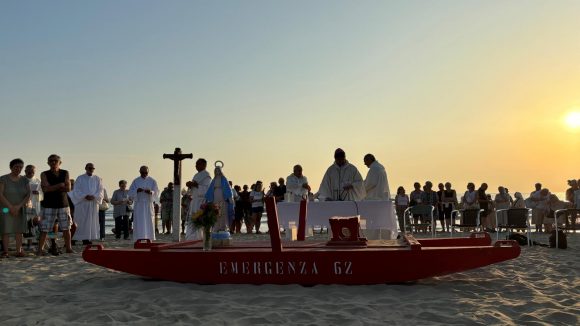 Al sorgere del sole un popolo in preghiera
